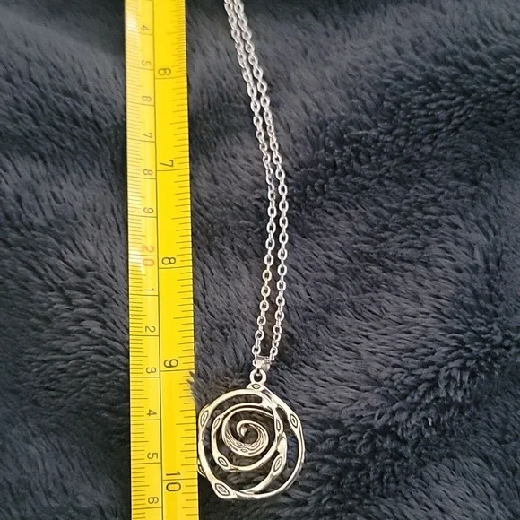 Avon Elegant Silver Swirl Necklace and Earring Set New In Box - Picture 9 of 9